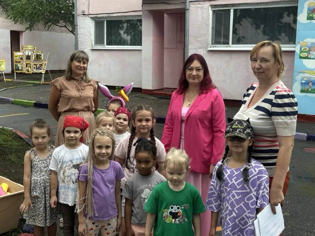 Олег Имамеев: Дорогие педагоги Благовещенска! Поздравляю вас с Днём учителя! Сегодня в школах, детских садах и учреждениях дополнительного образования нашего города трудятся почти две с половиной тысячи педагогов Олег Имамеев: Дорогие педагоги Благовещенска! Поздравляю вас с Днём учителя! Сегодня в школах, детских садах и учреждениях дополнительного образования нашего города трудятся почти две с половиной тысячи педагогов