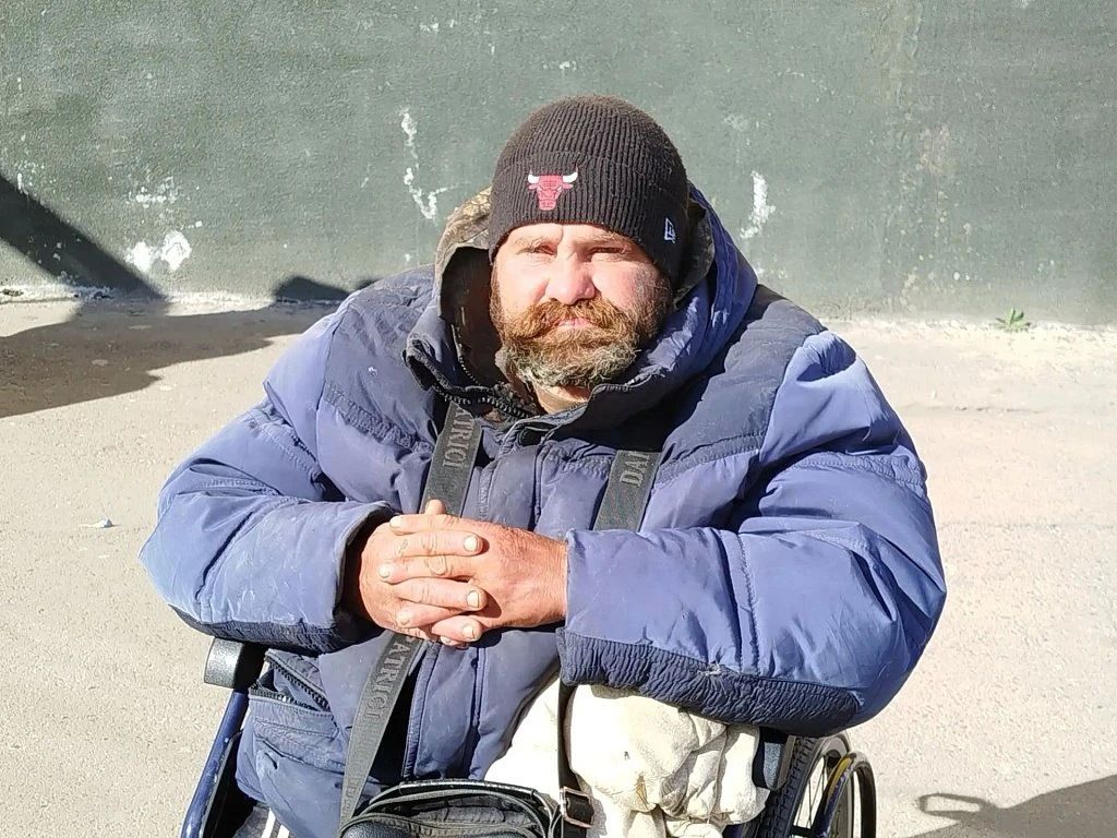 «Я хочу домой»: благовещенец-инвалид живет на остановке, пока племянница не пускает его в квартиру