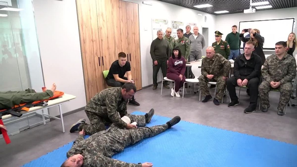 Полпред ДФО Юрий Трутнев посетил филиал Центра «ВОИН» в Благовещенске, провел беседу с руководством, инструкторами филиала, а также пообщался с курсантами