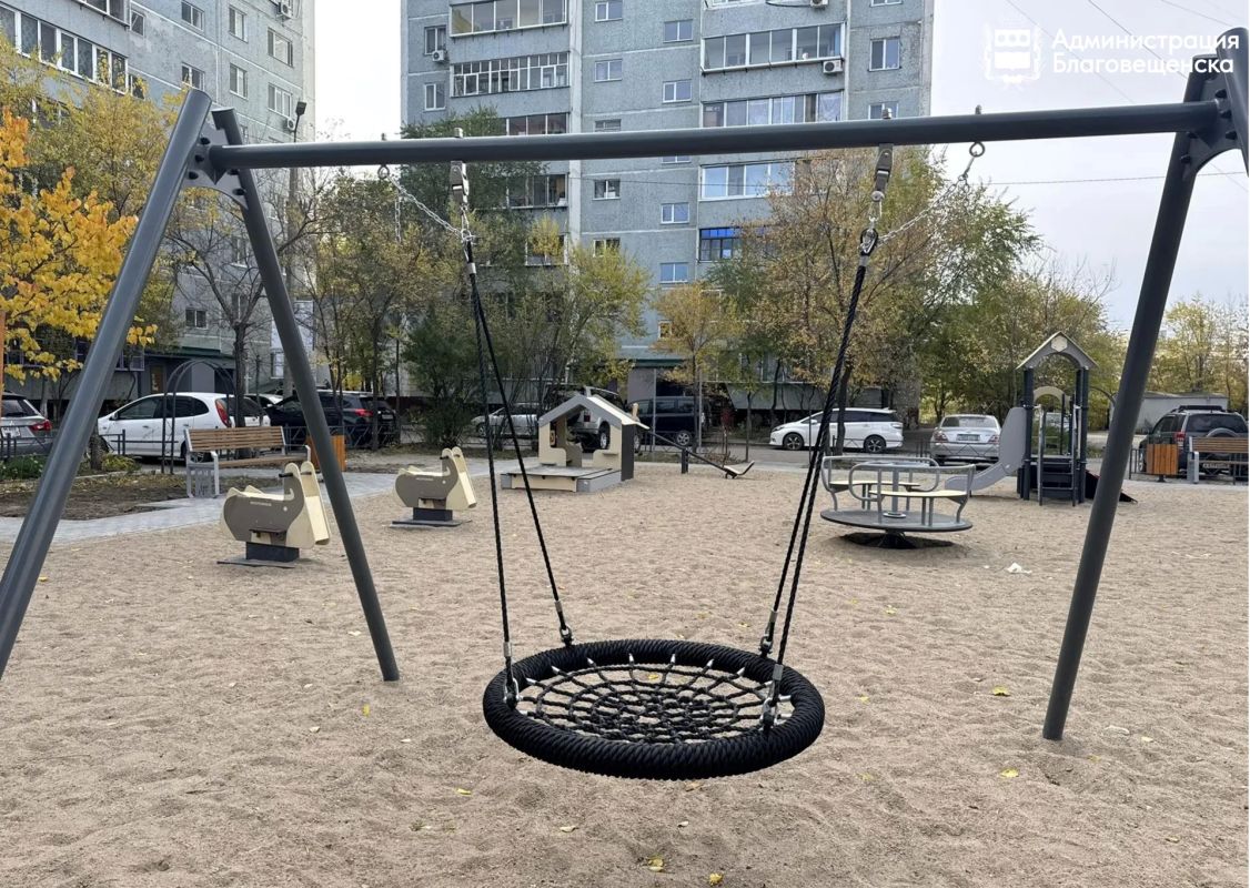 Дворы Благовещенска меняются на глазах: где уже финиш, а где ещё кипит работа Дворы Благовещенска меняются на глазах: где уже финиш, а где ещё кипит работа
