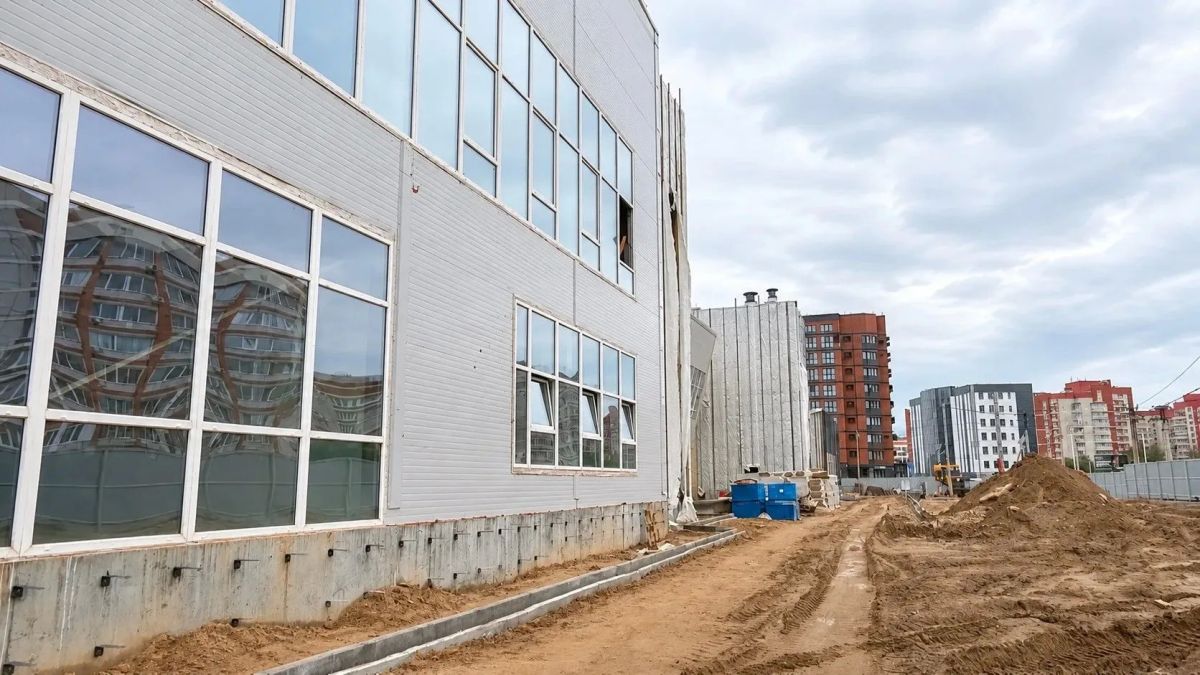 В физкультурно-оздоровительном центре в Чигирях монтируют фасад и благоустраивают территорию В физкультурно-оздоровительном центре в Чигирях монтируют фасад и благоустраивают территорию