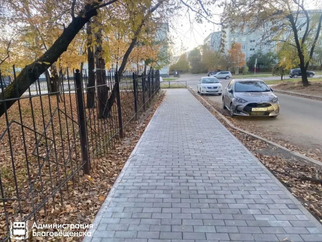 В Благовещенске обновили тротуар рядом с 1-м корпусом школы № 16 В Благовещенске обновили тротуар рядом с 1-м корпусом школы № 16