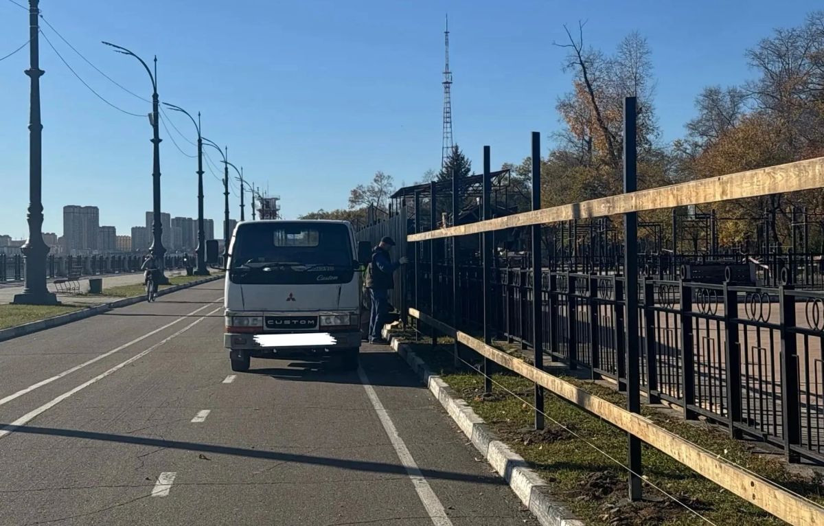 На набережной Благовещенска сносят волейбольную и баскетбольную площадки На набережной Благовещенска сносят волейбольную и баскетбольную площадки