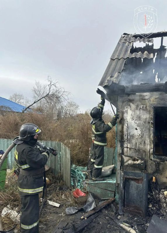 Пожарные в Ромненском округе предотвратили взрыв трех газовых баллонов при пожаре в летней кухне Пожарные в Ромненском округе предотвратили взрыв трех газовых баллонов при пожаре в летней кухне