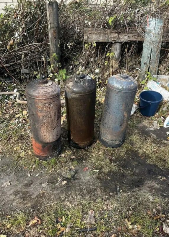 Пожарные в Ромненском округе предотвратили взрыв трех газовых баллонов при пожаре в летней кухне Пожарные в Ромненском округе предотвратили взрыв трех газовых баллонов при пожаре в летней кухне