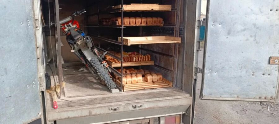 В селе Амурской области местный житель обратил внимание на то, в каких условиях развозят хлеб по магазинам