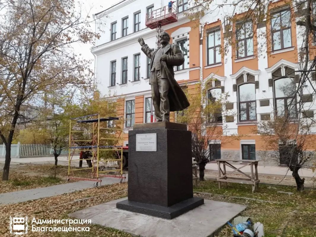 В Благовещенске «освежили» памятник Ленину на улице Горького