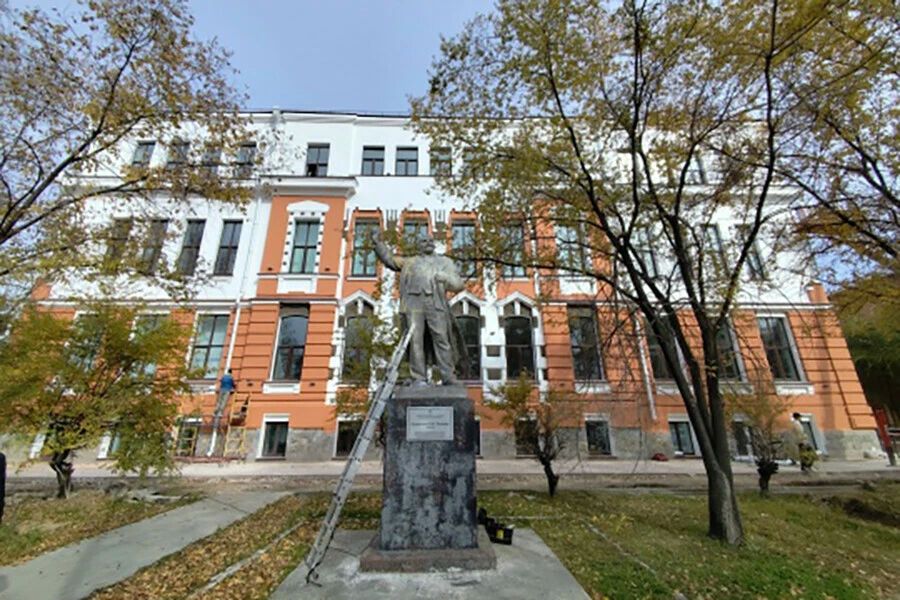 Представители инспекции по охране культурного наследия Амурской области – начальник ведомства Алексей Лохов и руководитель службы госконтроля и надзора Евгения Маслюк – посетили здание бывшего училища памяти Отечественной...