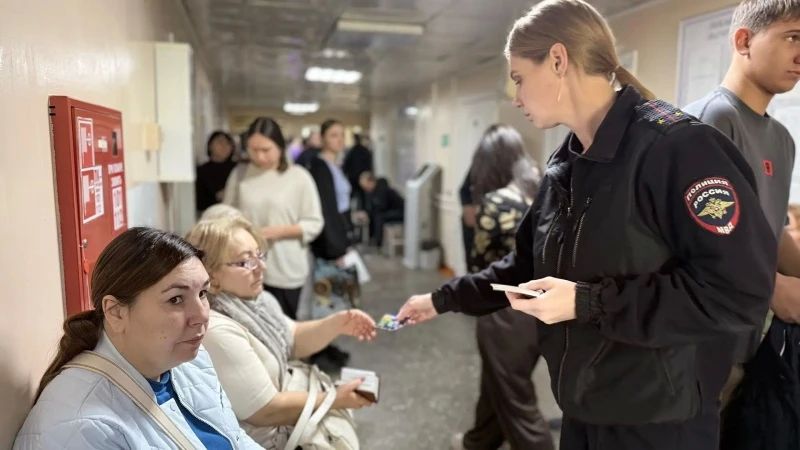 Благовещенские полицейские провели ликбез по кибербезопасности для посетителей и персонала городской поликлиники Благовещенские полицейские провели ликбез по кибербезопасности для посетителей и персонала городской поликлиники
