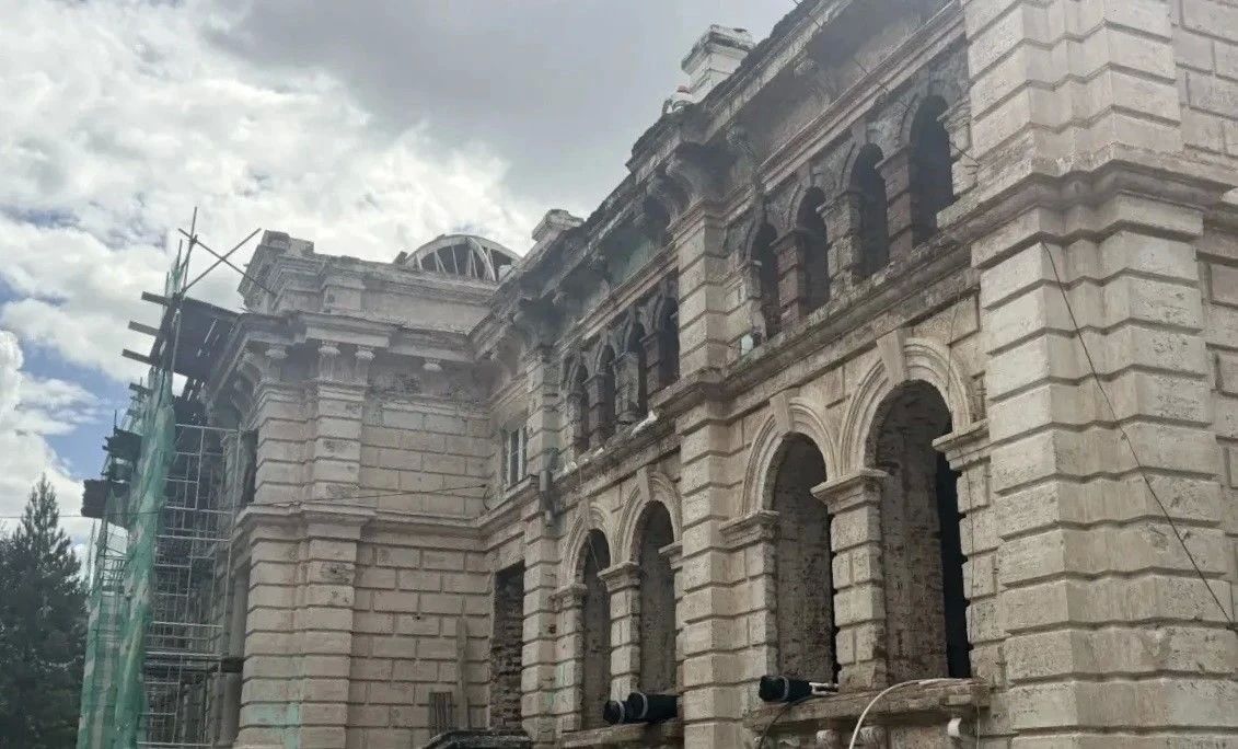В историческом здании бывшего кардиоцентра в Благовещенске восстанавливают кровлю и фасад В историческом здании бывшего кардиоцентра в Благовещенске восстанавливают кровлю и фасад