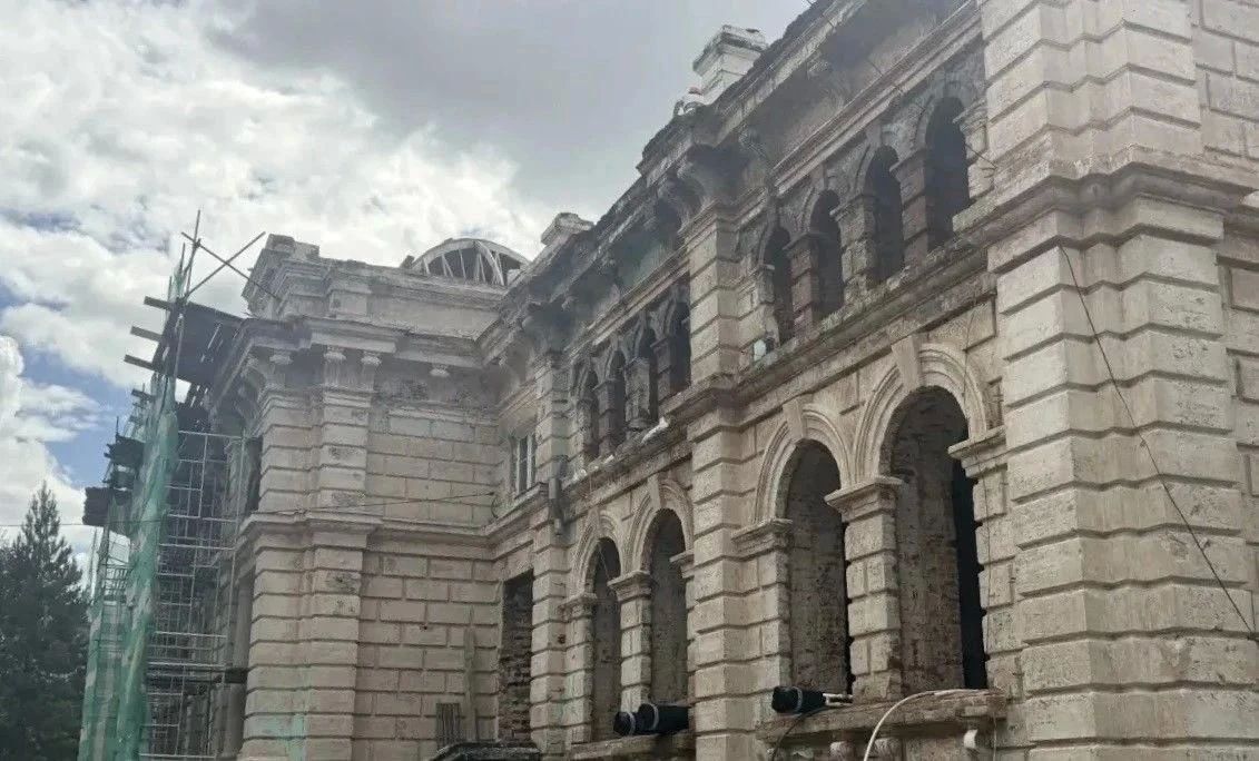 В историческом здании бывшего кардиоцентра в Благовещенске восстанавливают кровлю и фасад В историческом здании бывшего кардиоцентра в Благовещенске восстанавливают кровлю и фасад