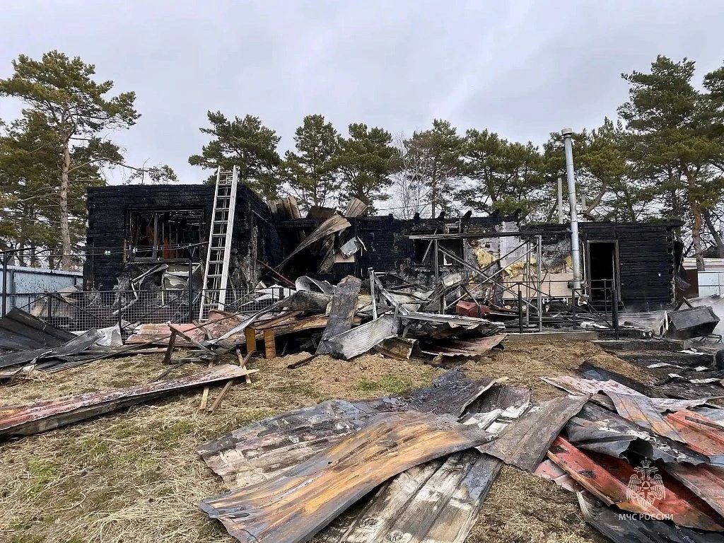 Пожар в селе Благовещенского округа оставил от жилого дома обгоревшие руины Пожар в селе Благовещенского округа оставил от жилого дома обгоревшие руины