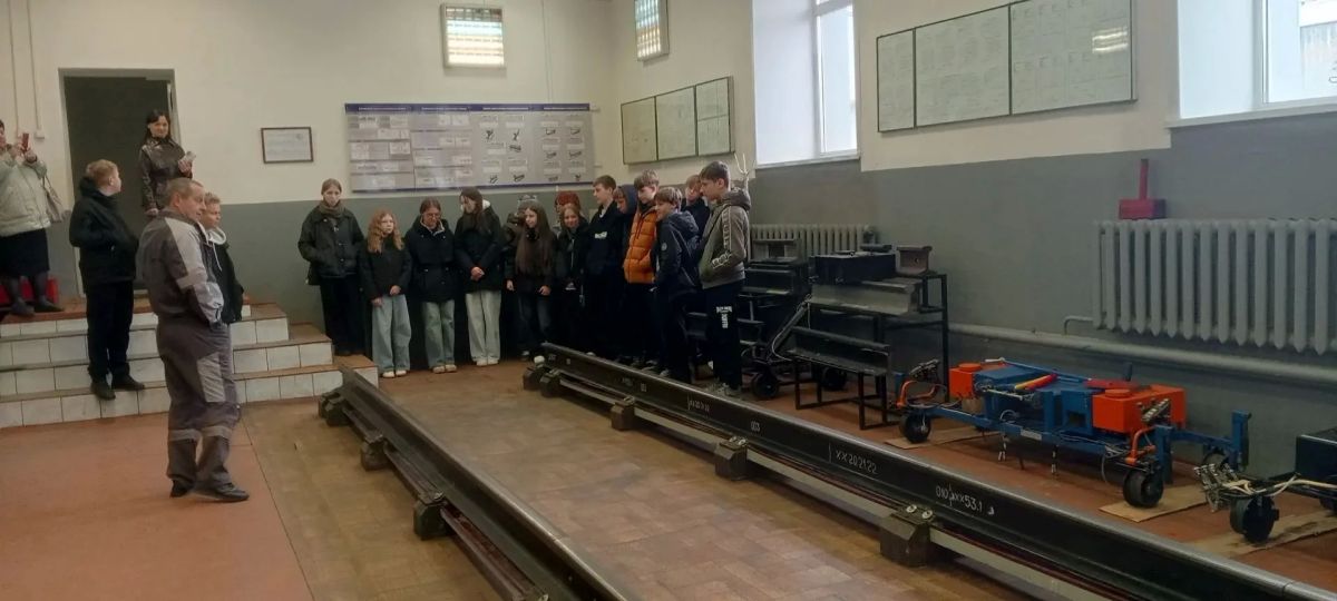 Старшеклассники увидели изнанку работы железнодорожной дистанции Старшеклассники увидели изнанку работы железнодорожной дистанции