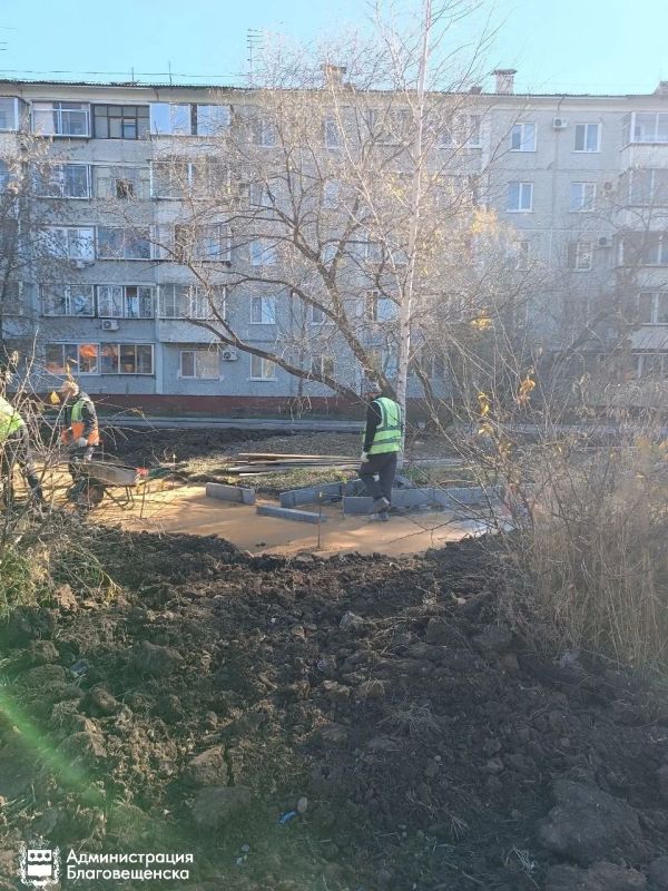 Тротуары, скамейки и озеленение: в микрорайоне Благовещенска благоустраивают сквер Тротуары, скамейки и озеленение: в микрорайоне Благовещенска благоустраивают сквер