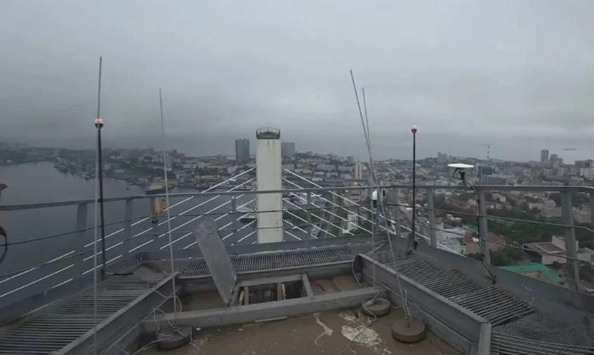 Во Владивостоке трое подростков забрались на опору Золотого моста ради контента для соцсетей