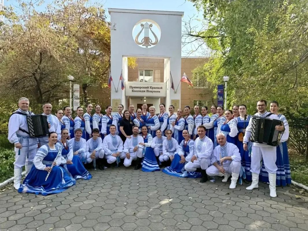 #ГОРДИМСЯ. Друзья, несколько минут назад стало известно! Амурский народный хор — лучший на Дальнем Востоке! (мы и так это знали, но теперь официально ) Наши! Из Амурского областного Дома народного творчества! Первое место... #ГОРДИМСЯ. Друзья, несколько минут назад стало известно! Амурский народный хор — лучший на Дальнем Востоке! (мы и так это знали, но теперь официально ) Наши! Из Амурского областного Дома народного творчества! Первое место...