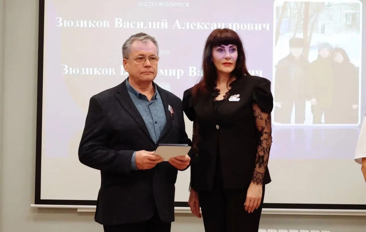 Отцам участников СВО вручили медали «Отец солдата» Отцам участников СВО вручили медали «Отец солдата»
