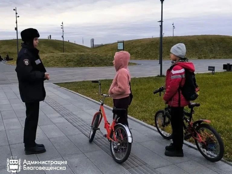 На газонах и холмах: в Благовещенске выявляют юных нарушителей ПДД