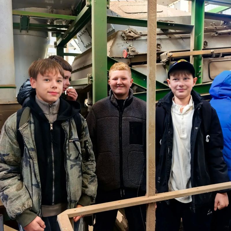 От школьной парты — к «золотым полям»: как в Амурской области растят будущих аграриев От школьной парты — к «золотым полям»: как в Амурской области растят будущих аграриев