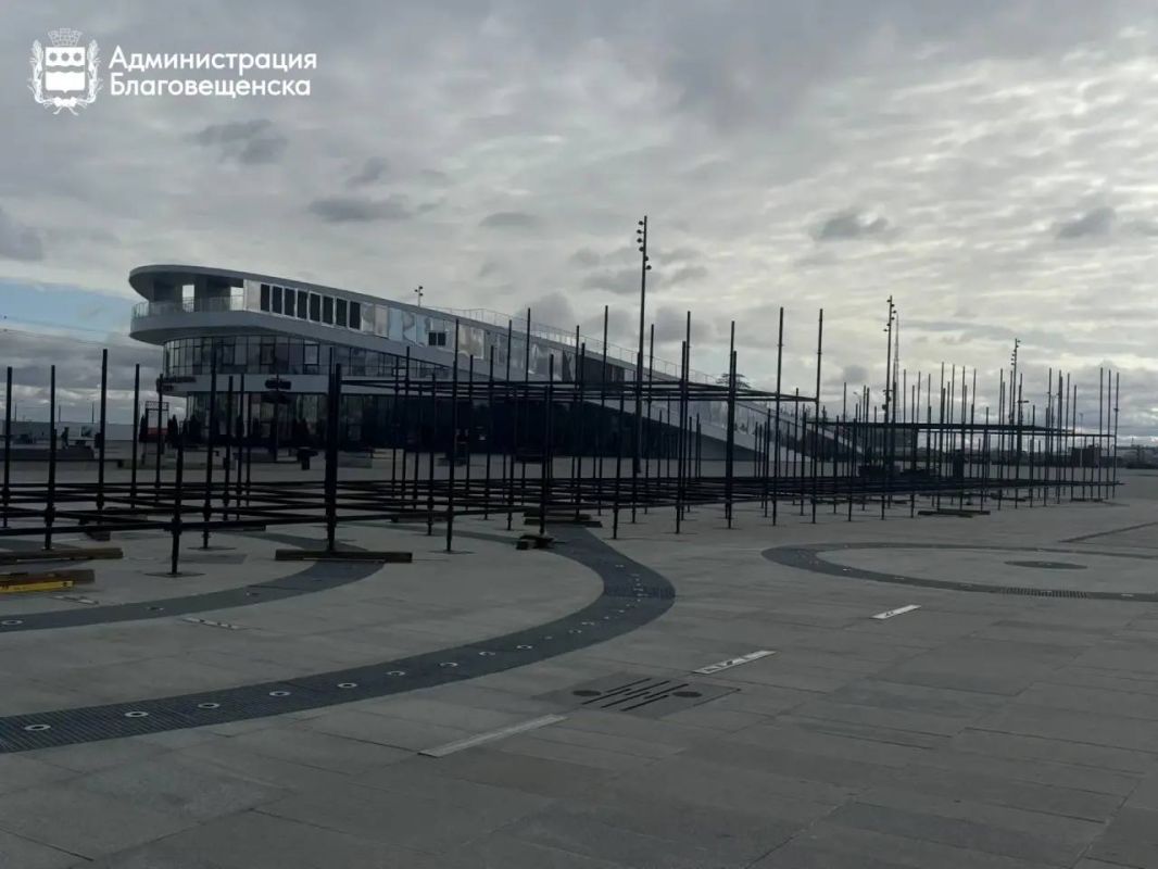 На центральной площади Благовещенска начался монтаж одной из крупнейших на Дальнем Востоке тюбинговых горок