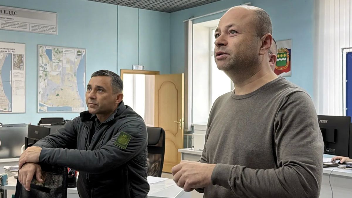 Выехал в ЕДДС, чтобы обсудить дальнейшее развитие системы видеонаблюдения в городе Выехал в ЕДДС, чтобы обсудить дальнейшее развитие системы видеонаблюдения в городе