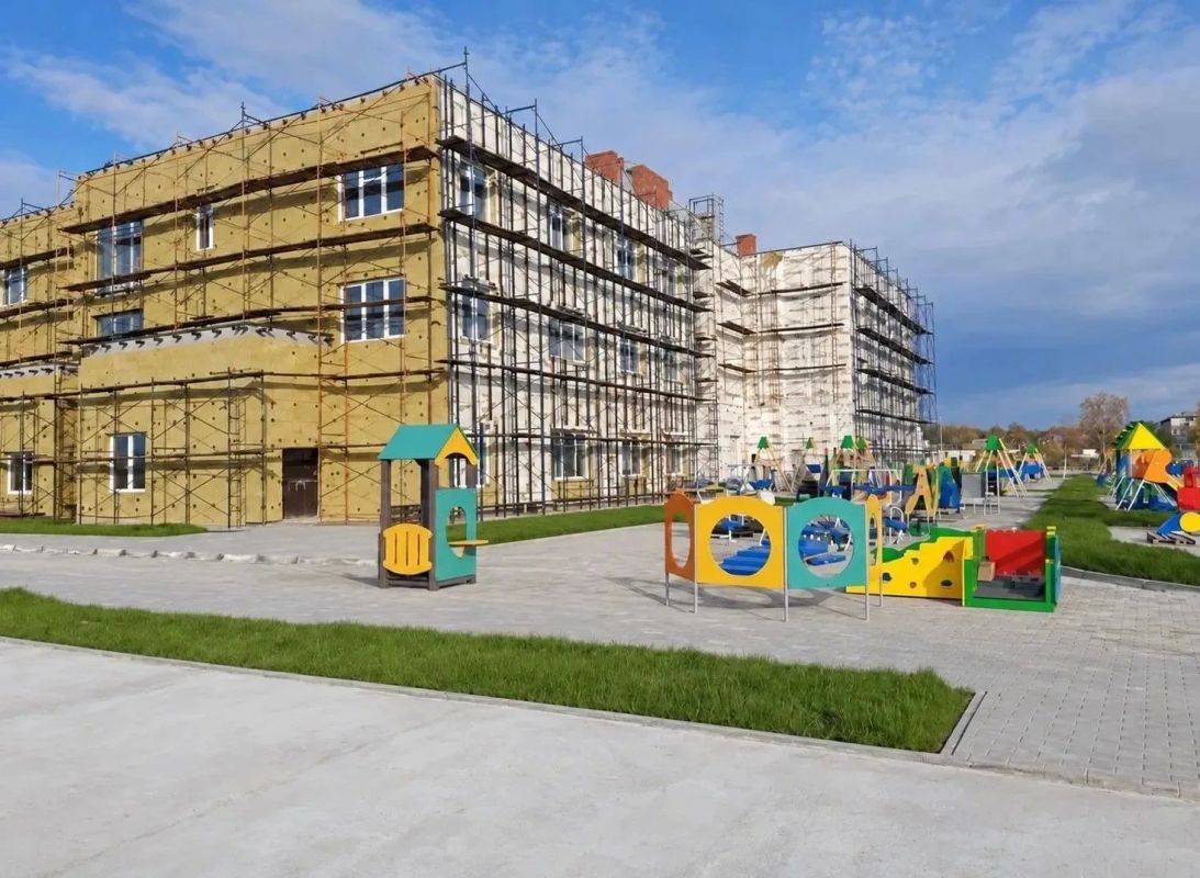 Почти 60 специалистов трудятся над возведением нового детского сада в Свободном
