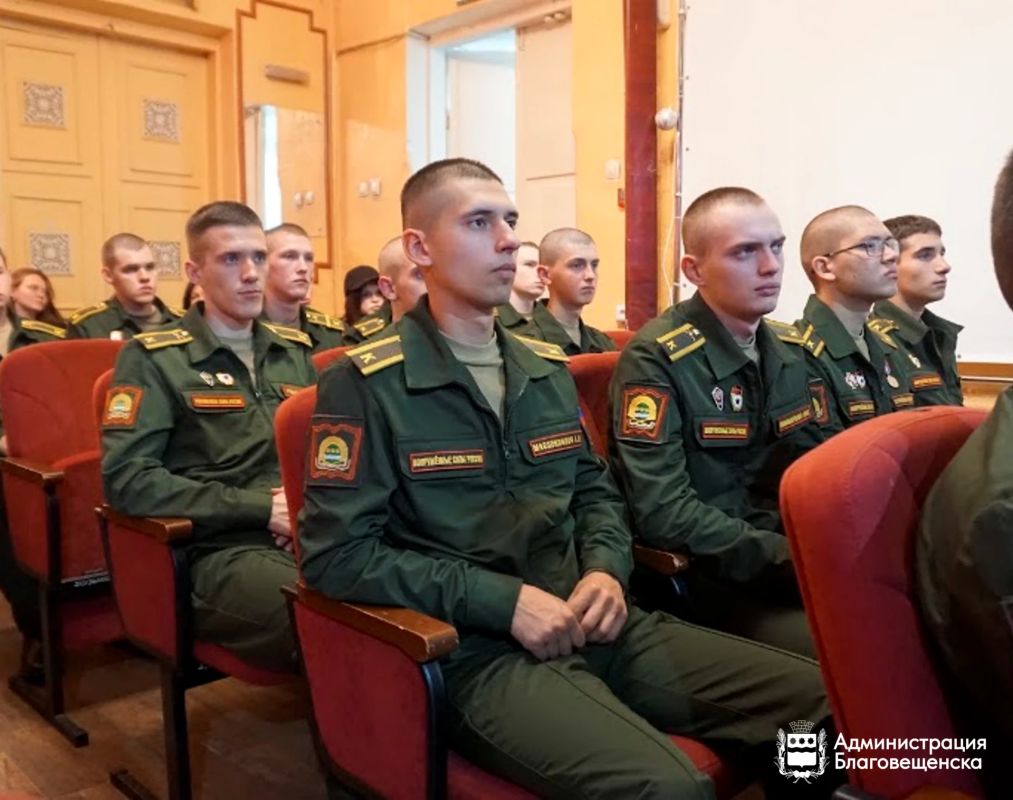 Путешествие в прошлое: в Благовещенске молодежь примерила на себя исторические доспехи Путешествие в прошлое: в Благовещенске молодежь примерила на себя исторические доспехи
