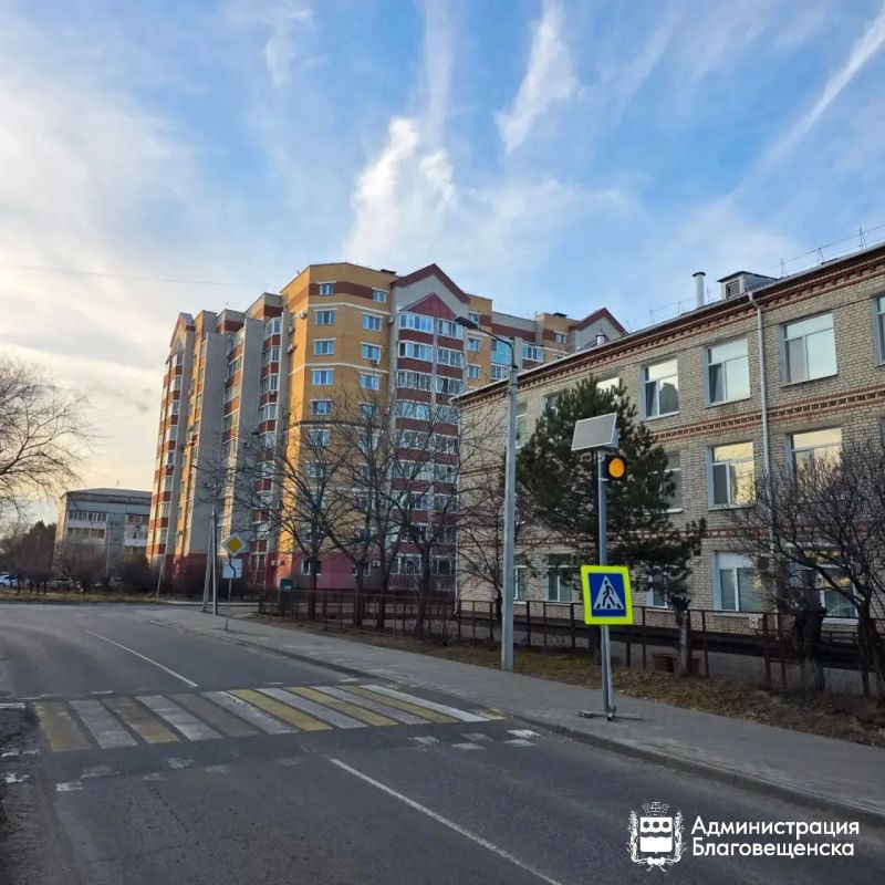 В Благовещенске повышают безопасность на дорогах: в районе 10-ой школы установили жёлтый мигающий светофор