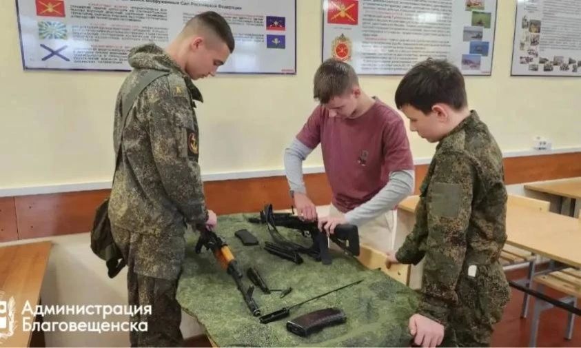 В Благовещенске подростки из группы риска становятся «сынами полка» и занимаются спортом