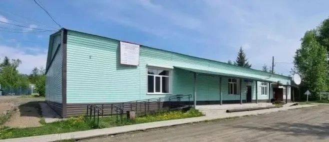 В Доме культуры Экимчана укладывают плитку и монтируют потолки
