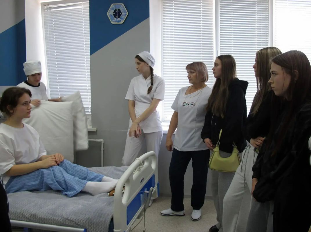 Больше 180 школьников города "примерили" на себя профессию медика в стенах Амурского медицинского колледжа Больше 180 школьников города "примерили" на себя профессию медика в стенах Амурского медицинского колледжа
