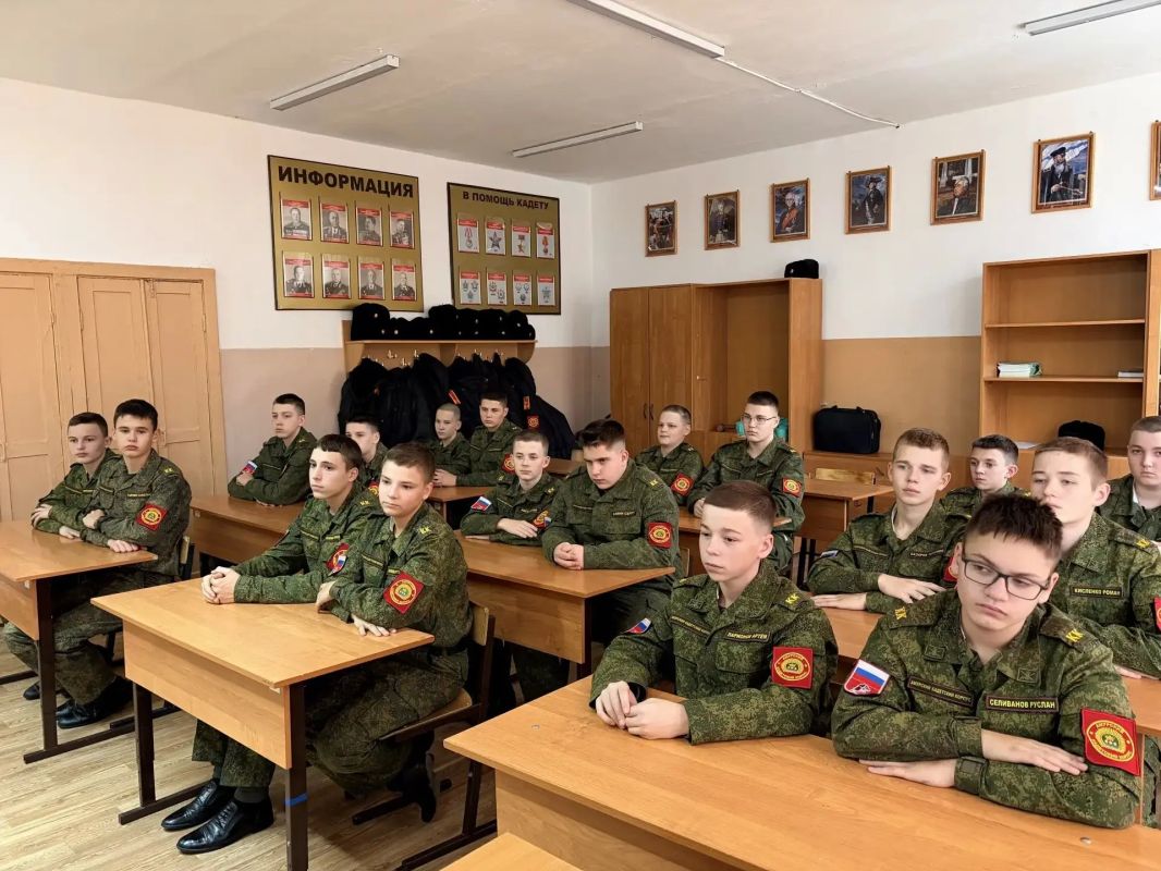 Учащиеся профильного кадетского класса СК России познакомились с правовыми основами деятельности правоохранительных органов Учащиеся профильного кадетского класса СК России познакомились с правовыми основами деятельности правоохранительных органов