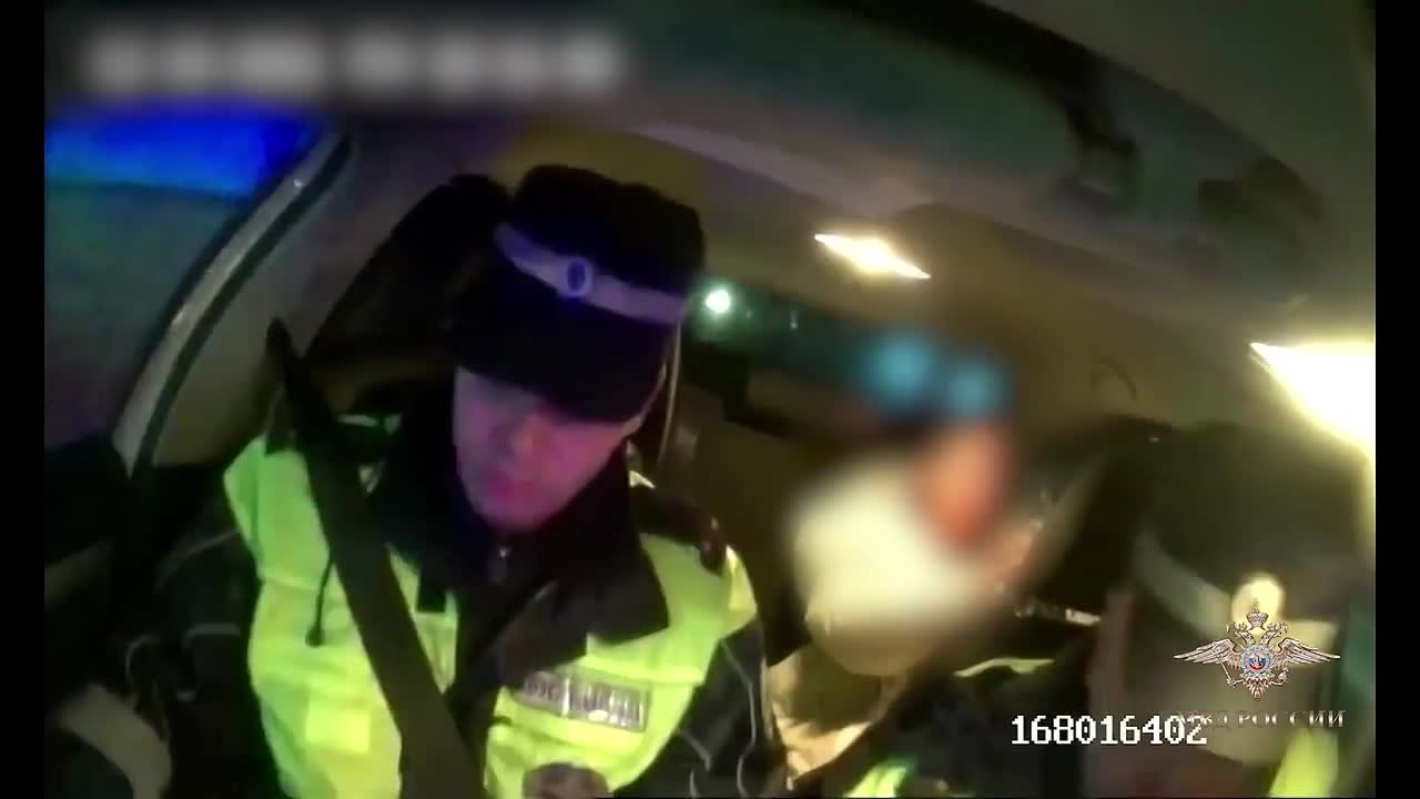 Автоинспекторы спасли ребенка, который начал задыхаться в пробке, рассказали в МВД