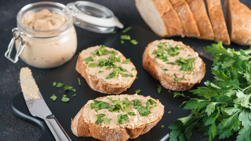 Вкуснейшая намазка из шпротов готовится 3 минуты: забудете о сливочном масле