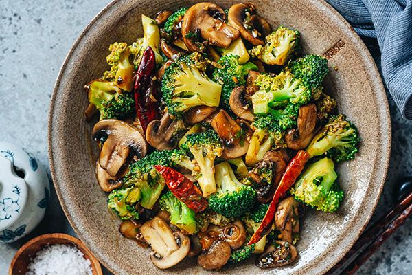 Быстрый и вкусный рецепт: Брокколи с грибами в китайском стиле за 10 минут