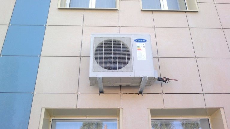 Как установка кондиционера на фасаде может обернуться неприятностями для собственников