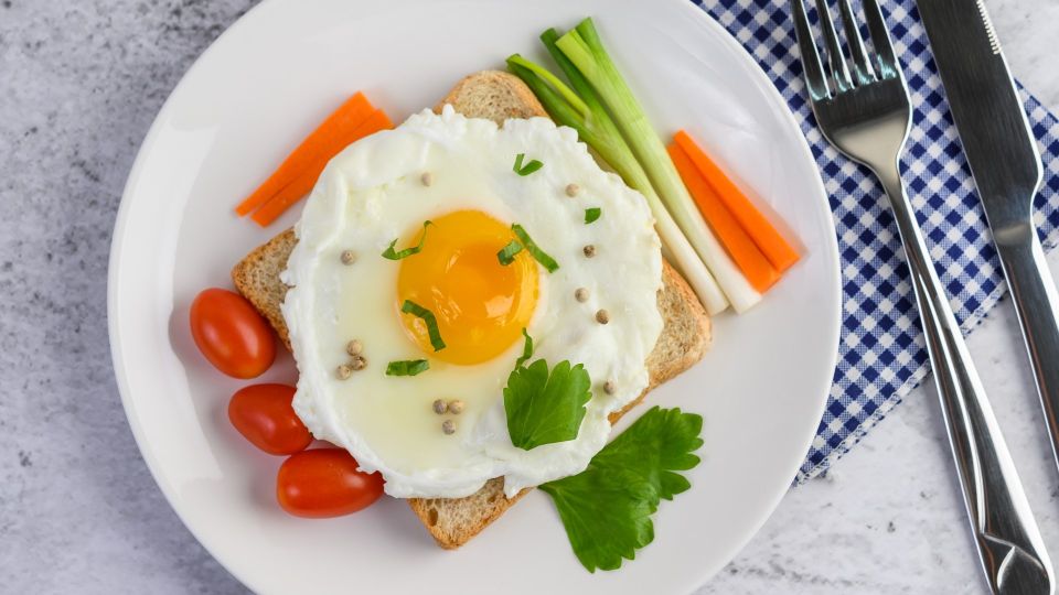 Про этот способ приготовления яичницы мало кто слышал: получится воздушной как облако