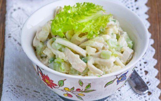 Салат с кальмарами: быстро и вкусно
