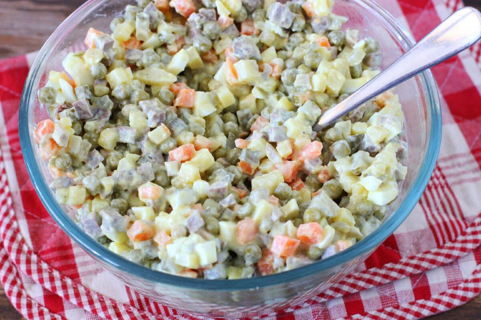 Почему втыкать ложку в салат — плохая идея: от традиций до современного этикета