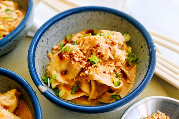 Вонтоны с арахисовым соусом: быстрый способ поразить гостей