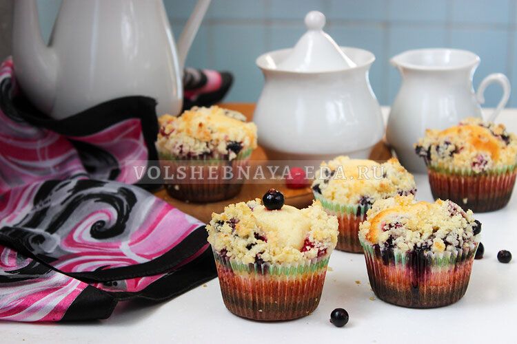 Летнее наслаждение: кексы с ягодами и творогом под хрустящей корочкой