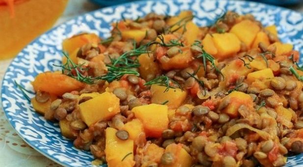Легкое овощное рагу из чечевицы и тыквы