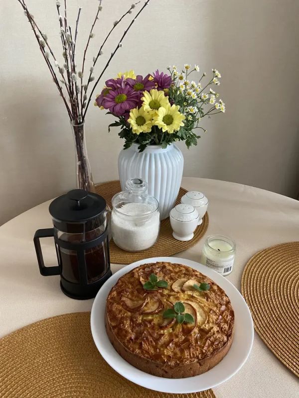 Ароматная шарлотка с яблоками и грушами для уютного вечера