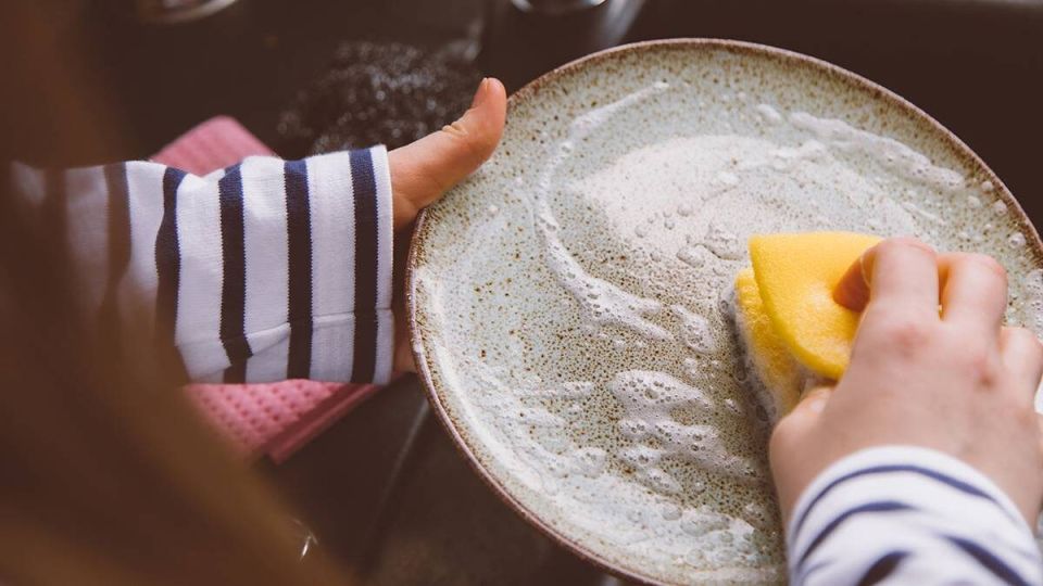 Губки для мытья посуды: чем они угрожают вашему здоровью