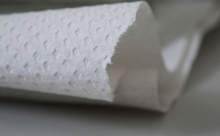 Сохранить хлеб свежим и приготовить мясо с корочкой: что еще могут бумажные полотенца