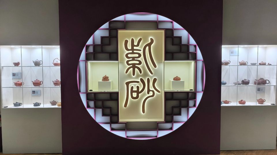 Волшебство исинской керамики: уникальная выставка чайников в Москве