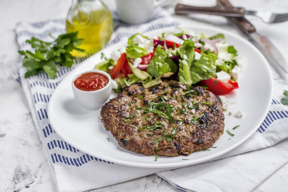 Плескавица по-сербски и шопский салат: как вкусно приготовить традиционные блюда