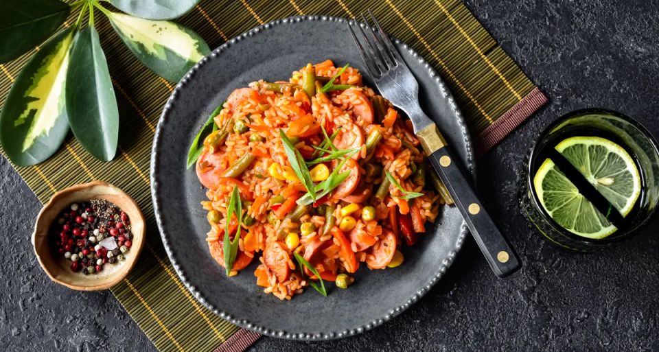 Легкий и быстрый ужин: овощи с сосисками на сковороде