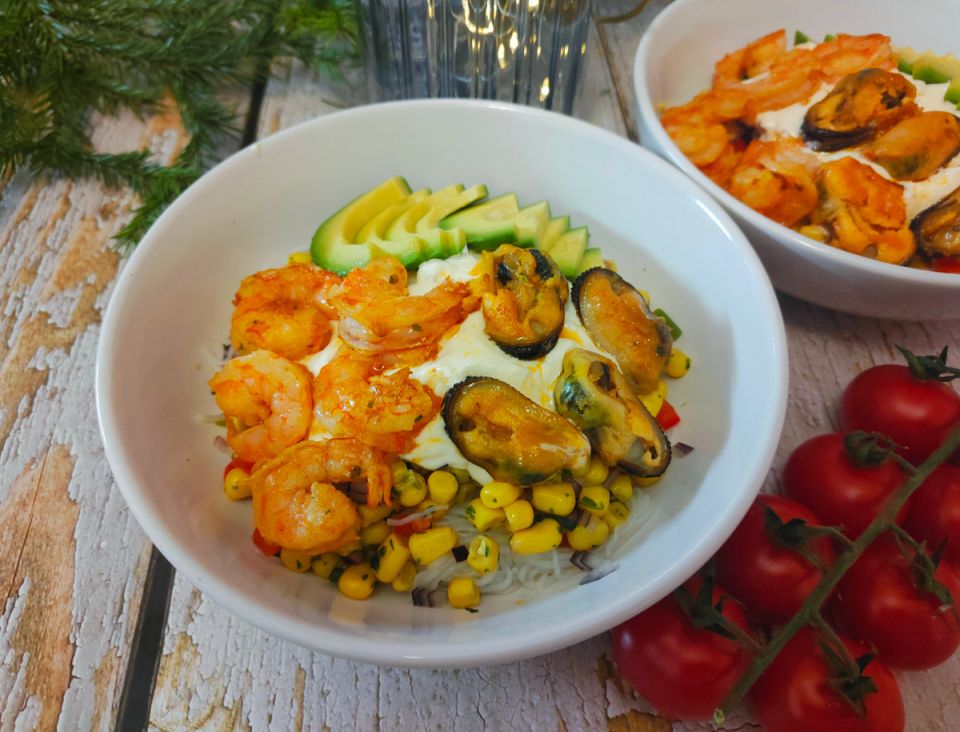 Боул с фунчозой и морепродуктами