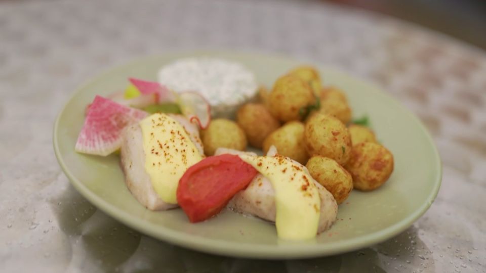 Пеленгас с соусом из мацони и зелени по рецепту шеф-повара Дмитрия Решетникова